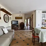 Daire Casa Vacanza Luciano2 *